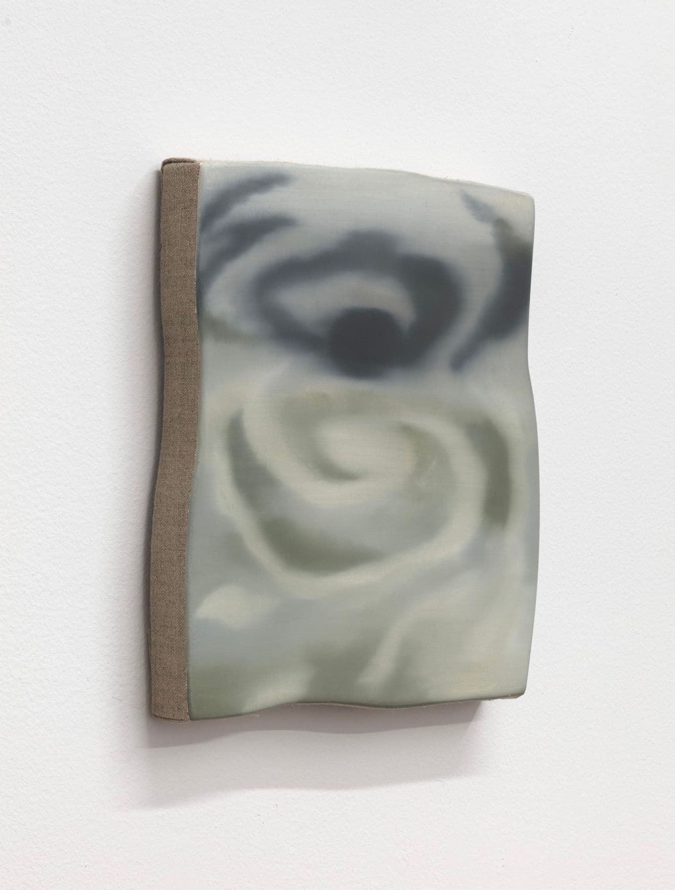 Luz Carabaño. revuelto, 2022. Oil on linen on shaped panel. 10 x 9 inches.