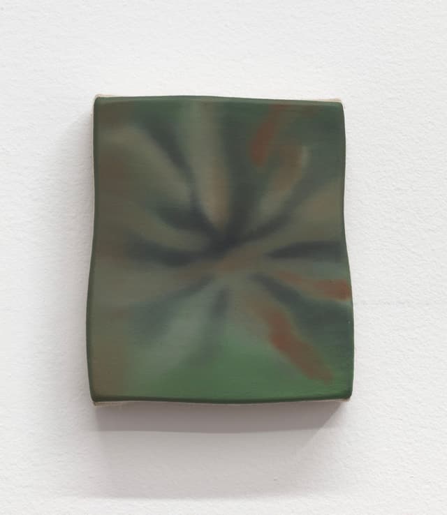 Luz Carabaño. resplandeciente, 2022. Oil on linen on shaped panel. 4.5 x 3.75 inches.