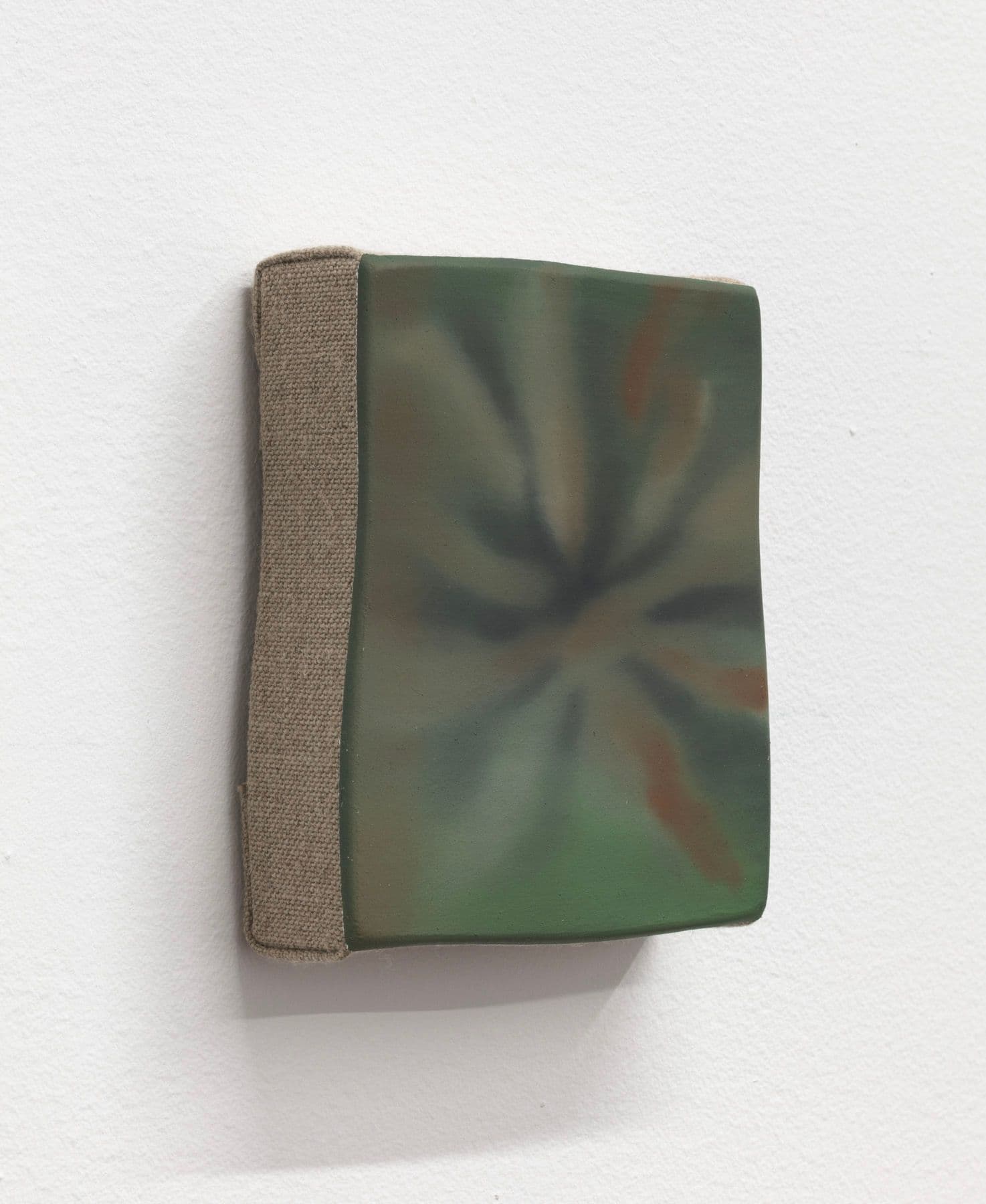 Luz Carabaño. resplandeciente, 2022. Oil on linen on shaped panel. 4.5 x 3.75 inches.