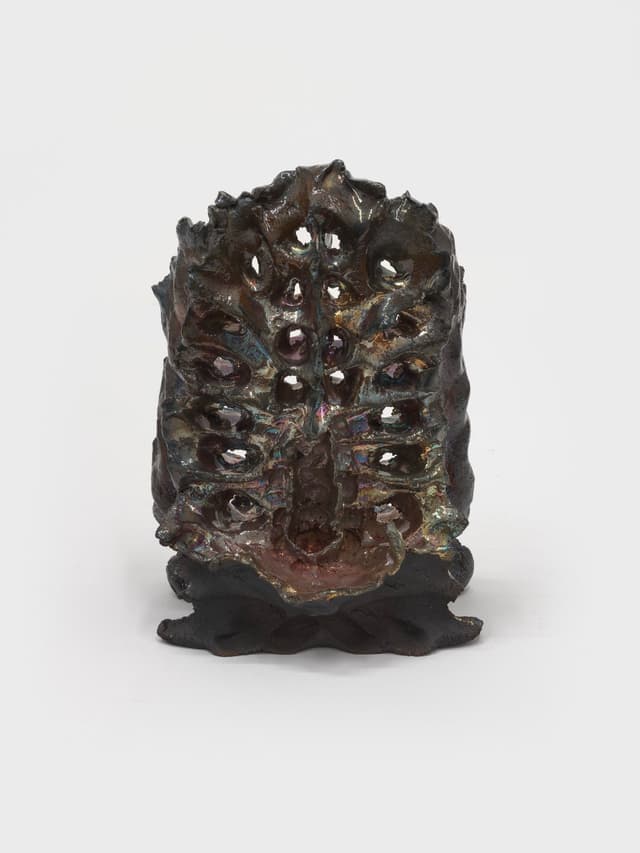 Lizette Hernández. Claveles, 2023. Raku fired
 earthenware. 7 x 3 x 5.25 inches